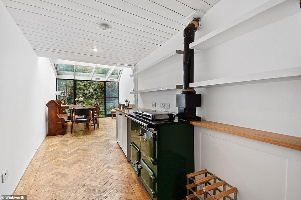 Căn nhà mỏng nhất ở London được chào bán giá “sốc” 1,3 triệu USD - 4 Căn nhà mỏng nhất ở London được chào bán giá “sốc” 1,3 triệu USD - 4
