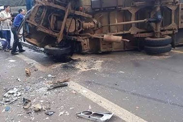 Va chạm liên hoàn với xe tải, xe ô tô và xe máy văng xuống mương