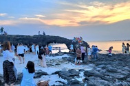 Cấm du khách trèo lên vòm đá núi lửa ở đảo Lý Sơn
