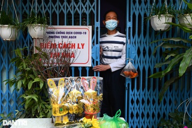 Tặng đào Tết tận nhà, thả cá chép thay cho các F0 đang cách ly ở Hà Nội