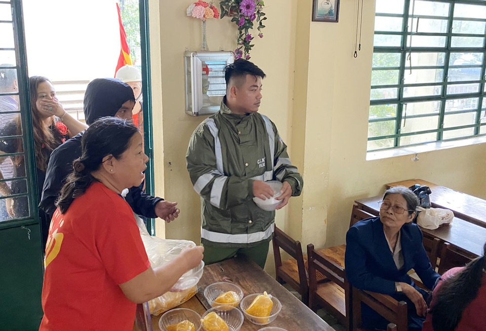 Người Đà Nẵng tất bật đón tiếp, nấu cơm cho hàng trăm bà con trú bão - 9 Người Đà Nẵng tất bật đón tiếp, nấu cơm cho hàng trăm bà con trú bão - 9