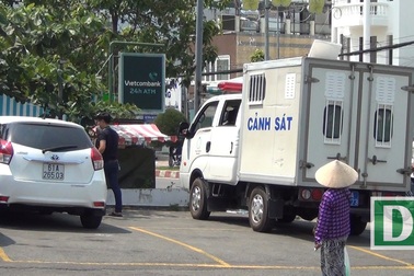 Ô tô đậu trong bãi giữ xe của siêu thị bị đập kính, trộm tài sản