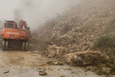 Hàng chục khối đất đá sạt lở chia cắt QL8A