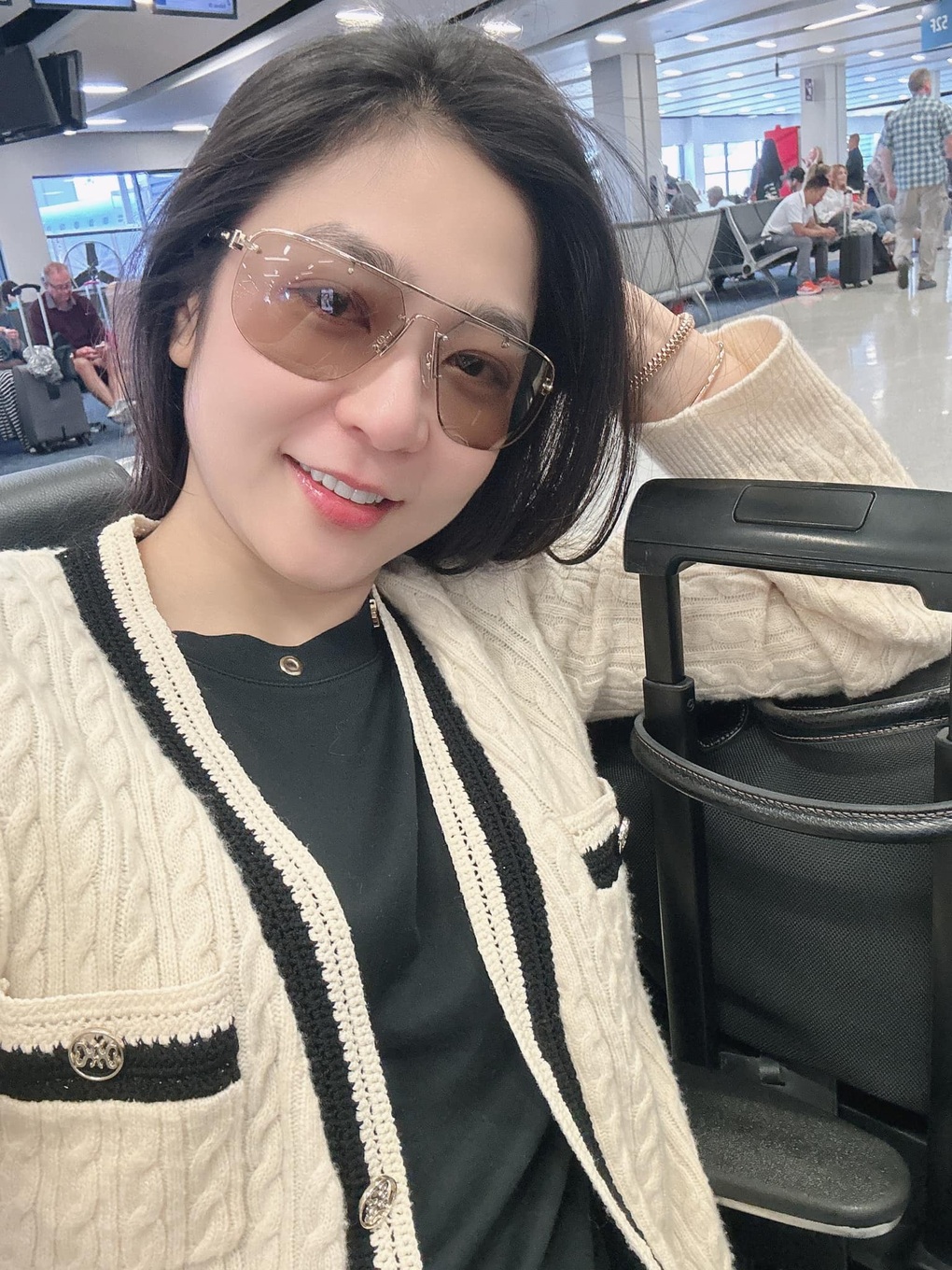 Hà Thanh Xuân sau khi cưới vua cá Koi: Tất bật đi diễn, giấu chuyện đổ vỡ - 5 Hà Thanh Xuân sau khi cưới vua cá Koi: Tất bật đi diễn, giấu chuyện đổ vỡ - 5