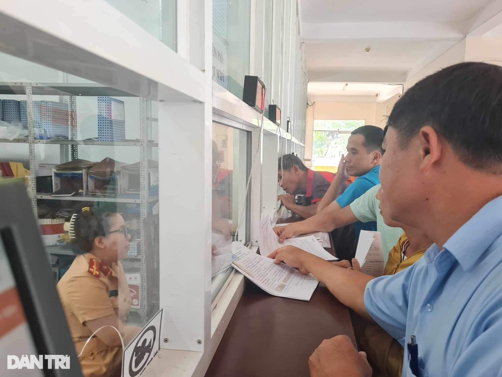 Cấp biển số xe theo mã định danh: Dân toát mồ hôi... vì nghẽn mạng - 6 Cấp biển số xe theo mã định danh: Dân toát mồ hôi... vì nghẽn mạng - 6