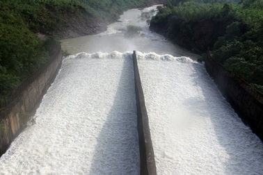 Hồ Kẻ Gỗ xả lũ: Căng mình đối phó mọi bất trắc