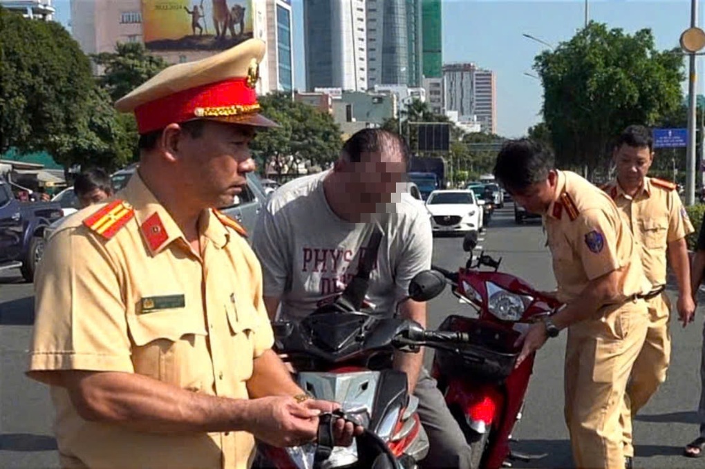 Người nước ngoài khai lý do ép tài xế xe ôm ngã nhào ở TPHCM - 1 Người nước ngoài khai lý do ép tài xế xe ôm ngã nhào ở TPHCM - 1