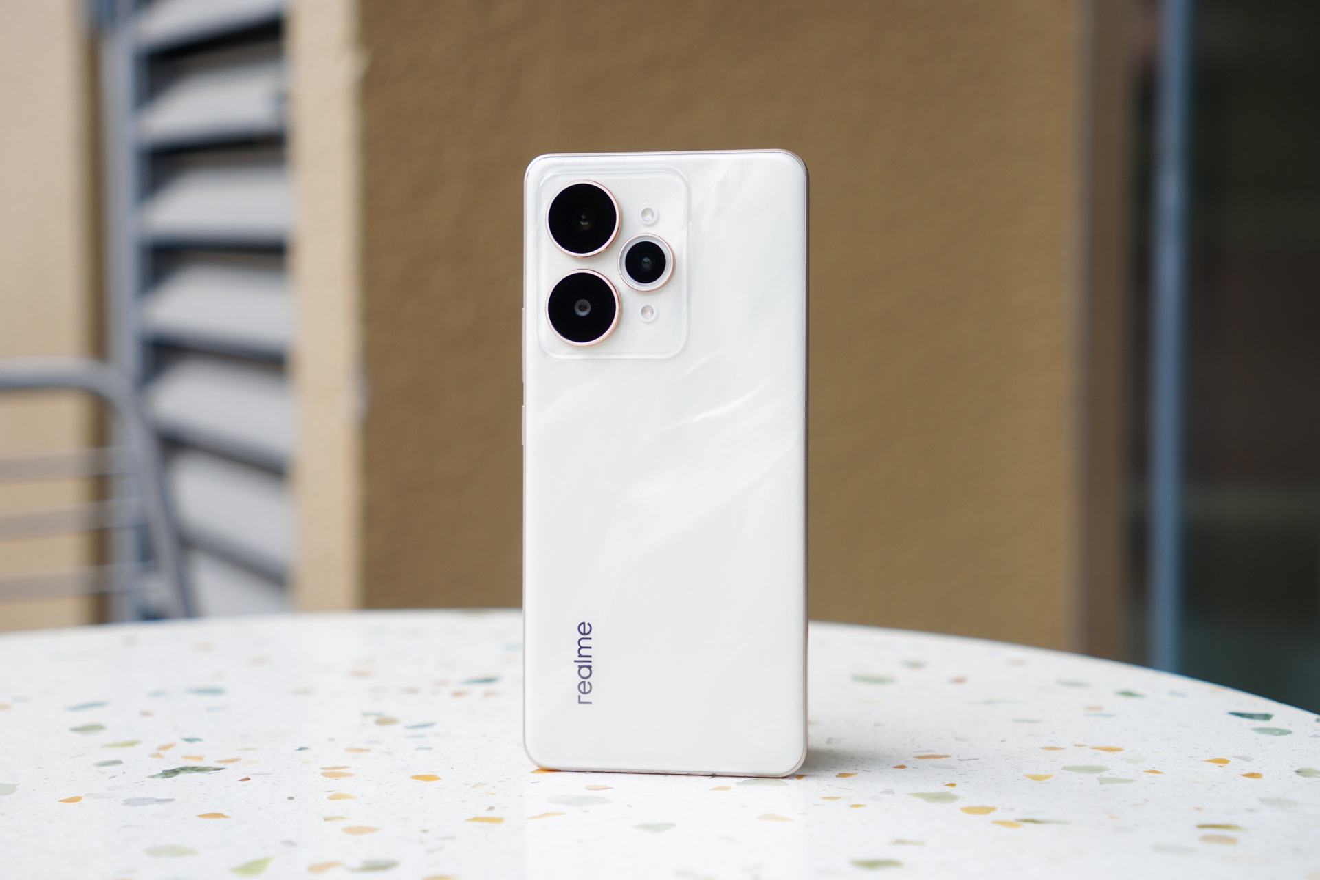 realme 15 Pro៖ ដំណើរការល្អ AI ចម្រុះ ប៉ុន្តែការរចនាត្រូវការការកែលម្អ - ១ realme 15 Pro: Hiệu suất tốt, AI đa dạng nhưng thiết kế cần cải thiện - 1