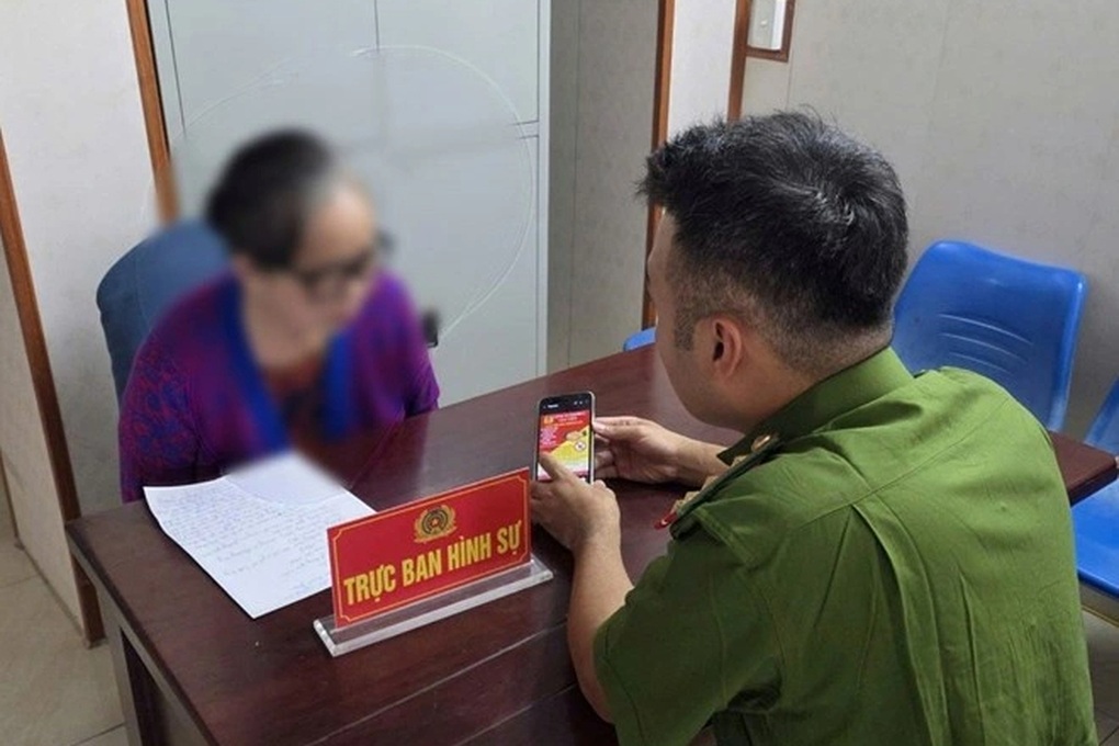 Bà lão ở Hải Phòng suýt dính bẫy lừa đảo của kẻ mạo danh công an - 1 Bà lão ở Hải Phòng suýt dính bẫy lừa đảo của kẻ mạo danh công an - 1