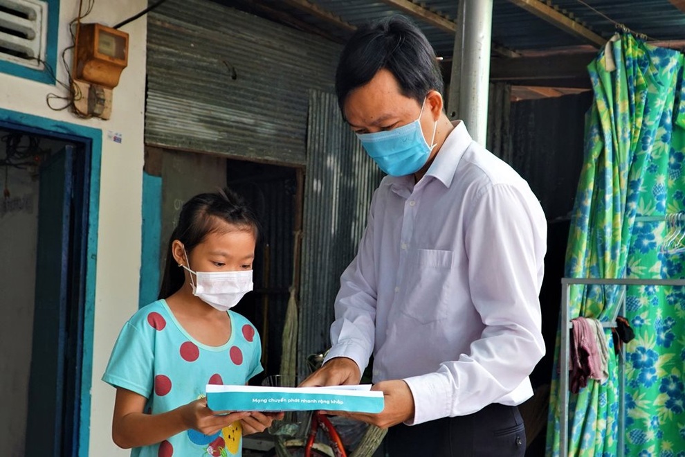 Thầy, cô băng đồng, vượt sông ship chữ cho học trò - 3 Thầy, cô băng đồng, vượt sông ship chữ cho học trò - 3