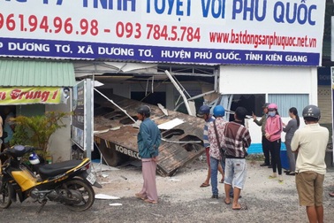 Rờ - moóc bị tuột khỏi xe… tông sập Văn phòng công ty