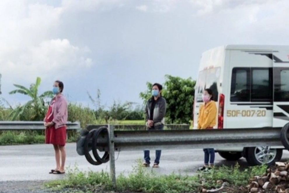 Hậu Giang: 3 người đeo khăn tang giả để thông chốt kiểm dịch - 1 Hậu Giang: 3 người đeo khăn tang giả để thông chốt kiểm dịch - 1