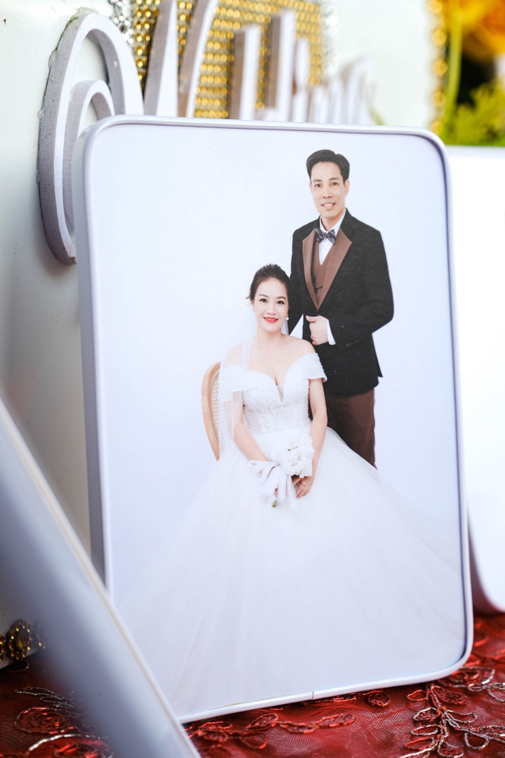 Chàng trai tự tay chụp ảnh mẹ lên xe hoa khiến nhiều người xúc động - 3 Chàng trai tự tay chụp ảnh mẹ lên xe hoa khiến nhiều người xúc động - 3