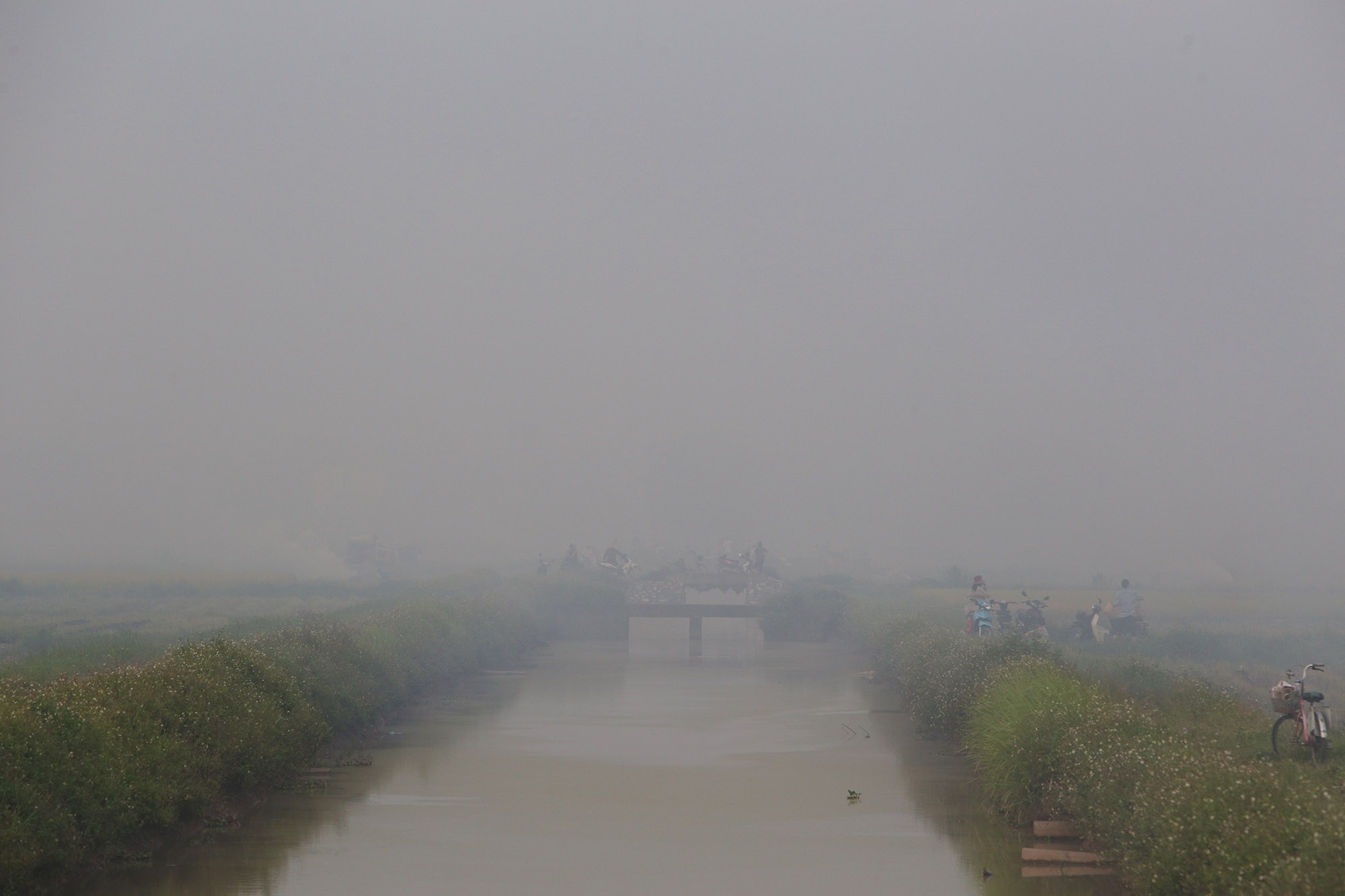 Cảnh khói trắng đặc quánh bao phủ cửa ngõ Hà Nội - 15
