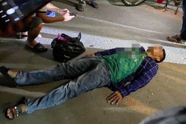 Cứu người đàn ông bị dao đâm vào bụng, nằm bất động trên đường