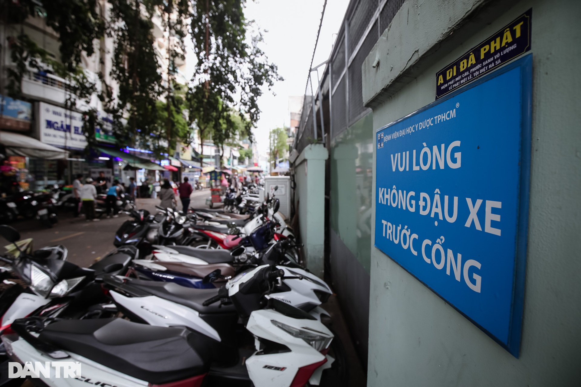 Vỉa hè, lòng đường ở TPHCM bị lấn chiếm như thế nào? - 6 Vỉa hè, lòng đường ở TPHCM bị lấn chiếm như thế nào? - 6