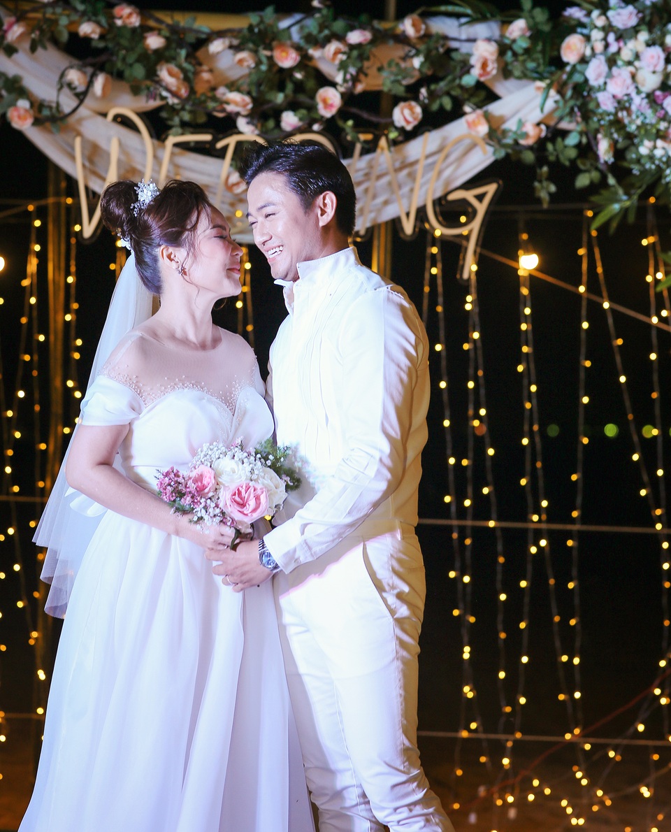 Quý Bình và bà xã doanh nhân làm tiệc báo hỷ lãng mạn ở Phú Quốc - 13 Quý Bình và bà xã doanh nhân làm tiệc báo hỷ lãng mạn ở Phú Quốc - 13