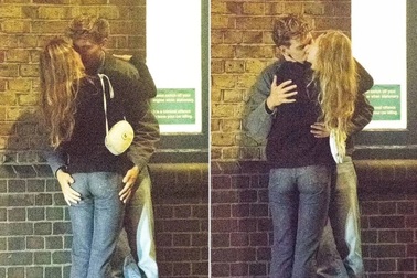 "Ái nữ" của tài tử Johnny Depp công khai tình mới