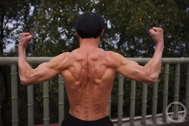 Cụ ông 70 tuổi sở hữu thân hình "chắc nịch" nhờ duy trì lối sống khoa học