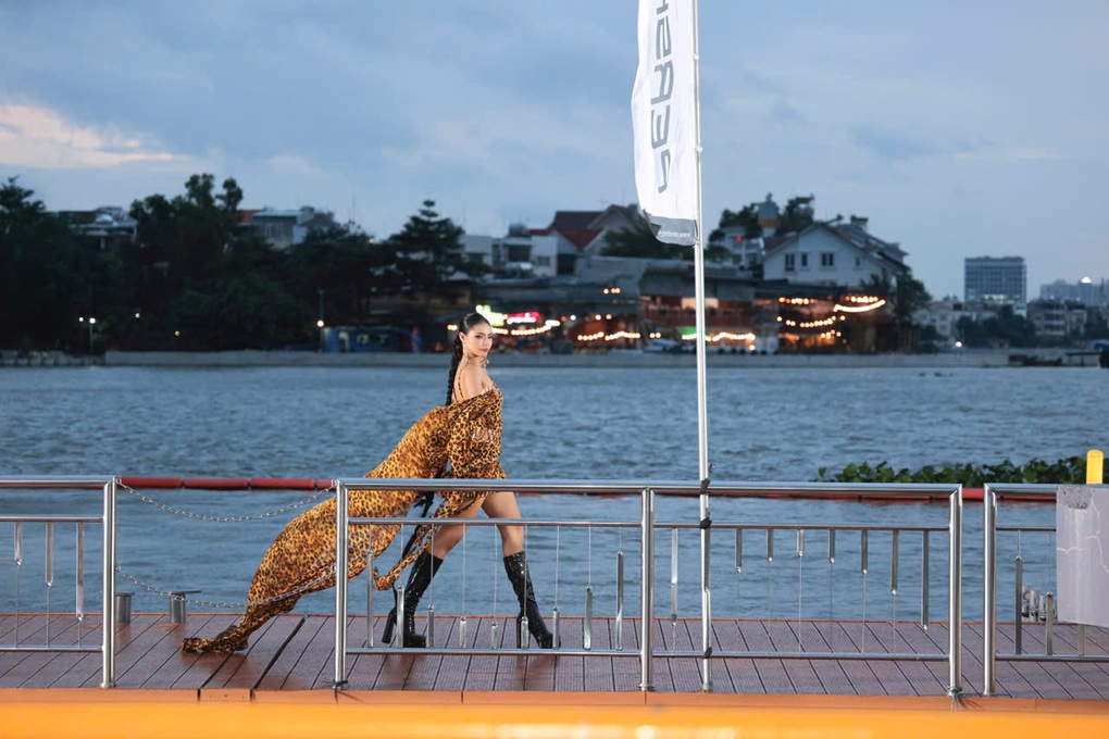 Chồng con ủng hộ Trang Nhung trong lần tái xuất sàn diễn sau 12 năm - 5 Chồng con ủng hộ Trang Nhung trong lần tái xuất sàn diễn sau 12 năm - 5