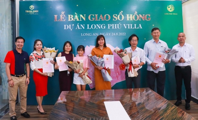 Trao sổ hồng cho cư dân.