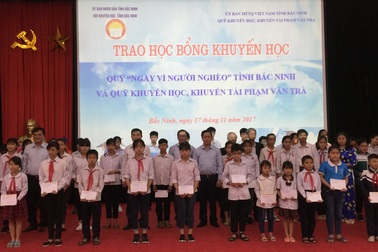 Trao 440 suất học bổng đến các em học sinh nghèo, vượt khó học giỏi
