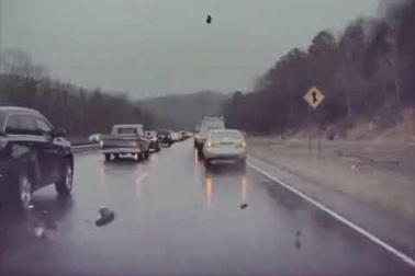 Đừng lái xe như thế khi trời mưa đường trơn