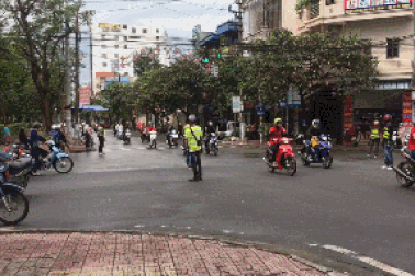 Đoàn “phượt thủ” ngang nhiên chặn ngã tư để đi như xe ưu tiên