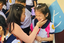 Học sinh lớp 1 từ vui vẻ đến mếu máo, ngáp ngủ trong ngày đầu tựu trường
