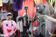 Phố Halloween giữa lòng TPHCM: Đèn vẫn sáng, khách chẳng về