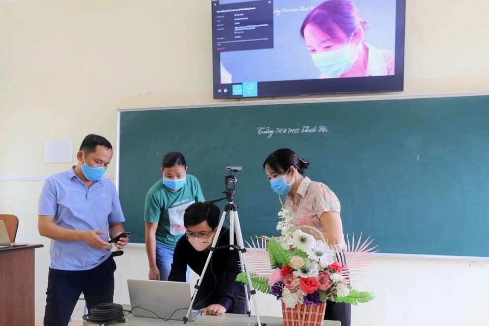 Cử giáo viên giúp đỡ học sinh không có điều kiện học trực tuyến - 1 Cử giáo viên giúp đỡ học sinh không có điều kiện học trực tuyến - 1