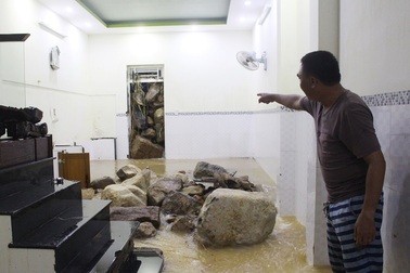 Kinh hãi cảnh đất đá ào vào nhà dân trong đêm