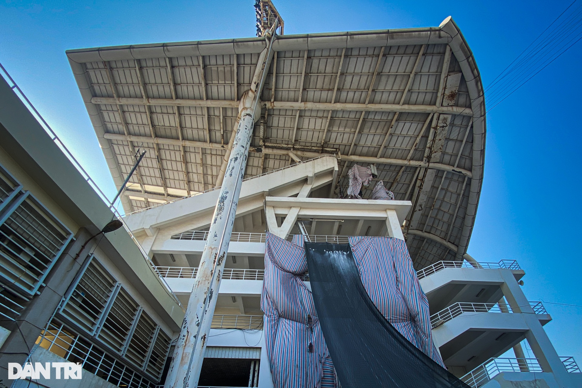 Sân Mỹ Đình ngổn ngang công trình sau khi tháo dỡ 40.000 ghế ngồi khán đài - 12