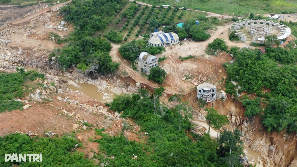 Chủ đầu tư vẫn chưa phá bỏ đập ngăn của hồ nước bị vỡ ở Lâm Đồng - 1 Chủ đầu tư vẫn chưa phá bỏ đập ngăn của hồ nước bị vỡ ở Lâm Đồng - 1