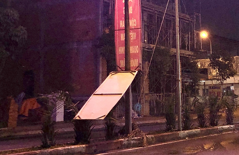 Cổng chào thành phố vừa làm xong đã bị mưa giông quật đổ - 5 Cổng chào thành phố vừa làm xong đã bị mưa giông quật đổ - 5