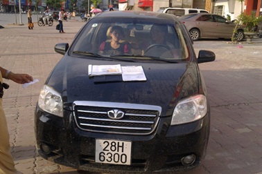 Lái xe say rượu, cố thủ trong ô tô, thách thức cảnh sát 