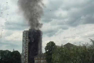 Cháy tòa nhà chung cư 16 tầng ở London