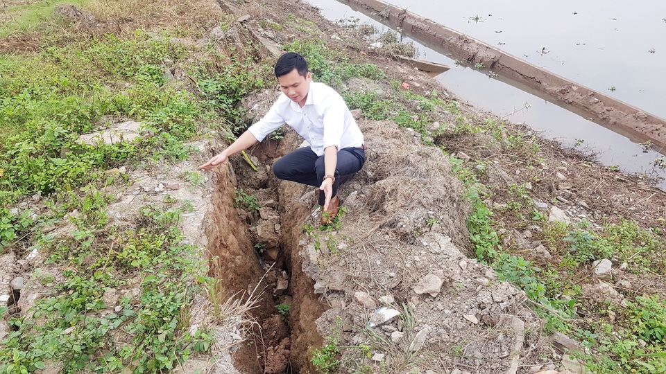 Ninh Bình: “Hà bá” đe dọa “nuốt” trăm mét đê, dân nơm nớp lo sợ - 9 Ninh Bình: “Hà bá” đe dọa “nuốt” trăm mét đê, dân nơm nớp lo sợ - 9