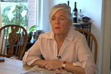 Mù mắt vì để lọt ký sinh trùng vào kính áp tròng trong khi tắm