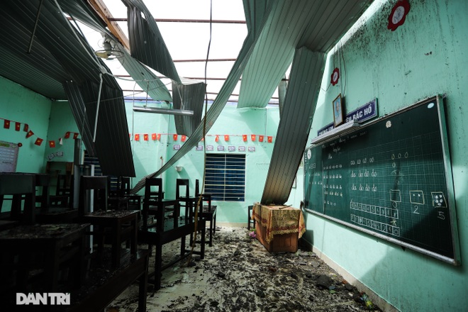 Quân đội đến “cứu” ngôi trường bị tốc mái gần như hoàn toàn sau bão số 5 - 3 Quân đội đến “cứu” ngôi trường bị tốc mái gần như hoàn toàn sau bão số 5 - 3