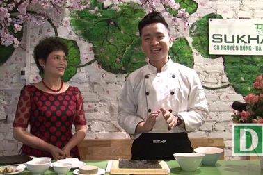 NSND Minh Châu và MC Hạnh Phúc hướng dẫn làm món kimbap chay.