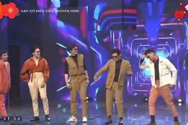 Mạnh Trường đi catwalk cùng dàn "nam thần" màn ảnh