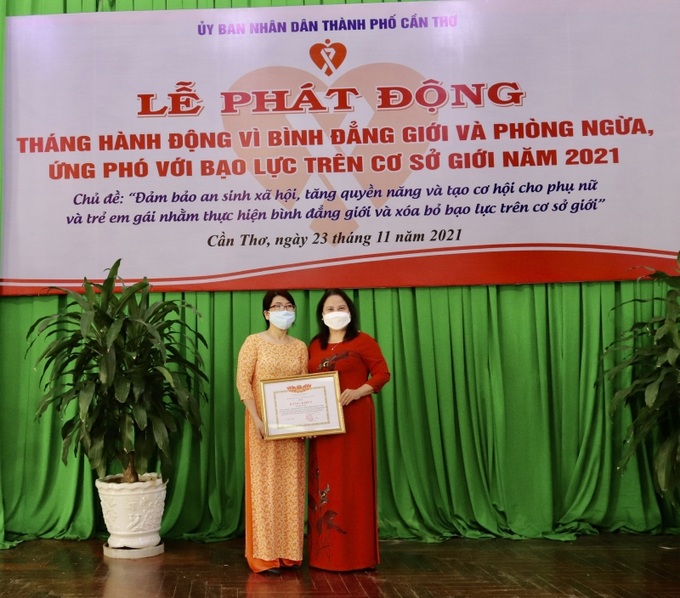 Bà Trần Thị Xuân Mai - Giám đốc Sở LĐ-TB&XH (bìa phải) trao bằng khen của Bộ LĐ-TB&XH cho cá nhân có thành tích trong công tác bình đẳng giới.