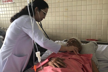 Cụ ông suýt chết vì hóc hạt mít luộc