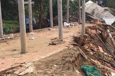 Sạt lở, 4 căn nhà trôi tuột xuống sông