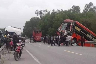 Nhiều người nhập viện sau vụ 3 ô tô tông nhau