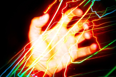 Không ngắt điện bình nóng lạnh, liệu có bị giật khi đang tắm?