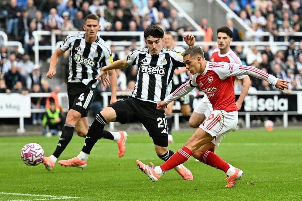 Arsenal ngược dòng ngoạn mục hạ Newcastle - 1 Arsenal ngược dòng ngoạn mục hạ Newcastle - 1