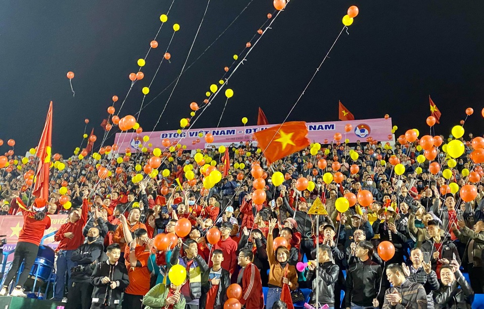 Cổ động viên phủ đỏ khán đài trong trận đấu của tuyển Việt Nam - 5