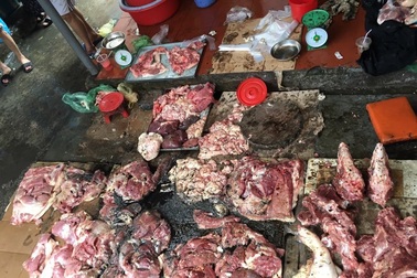 Lời kể của người phụ nữ bán thịt giá rẻ bị hắt chất bẩn hôi thối